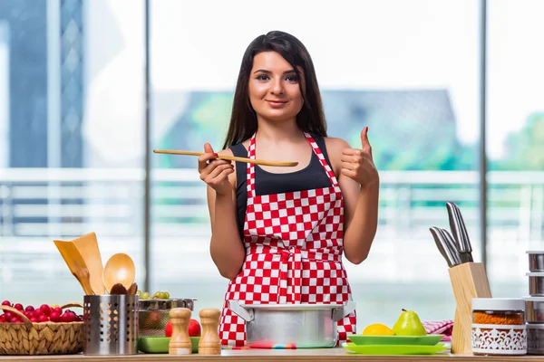 Jonge kok bereiden soep in de keuken — Stockfoto