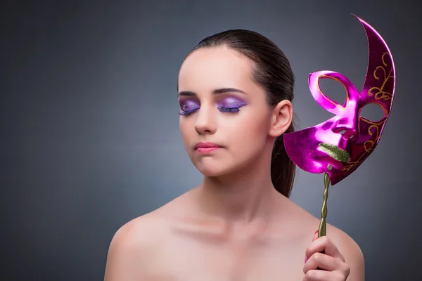 Jonge vrouw met carnaval masker — Stockfoto