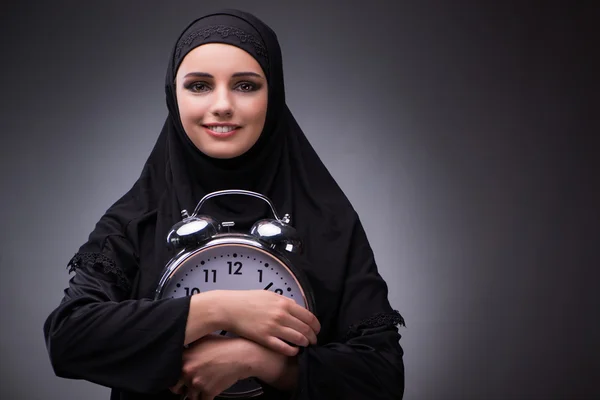 Muslimische Frau in schwarzem Kleid vor dunklem Hintergrund — Stockfoto