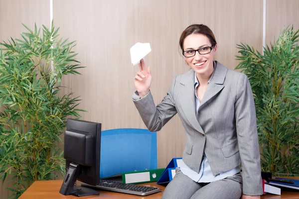 Escritório mulher fazendo aviões de papel — Fotografia de Stock