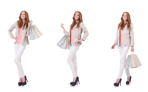 Mladá žena s nákupní tašky izolované na bílém — Stock fotografie