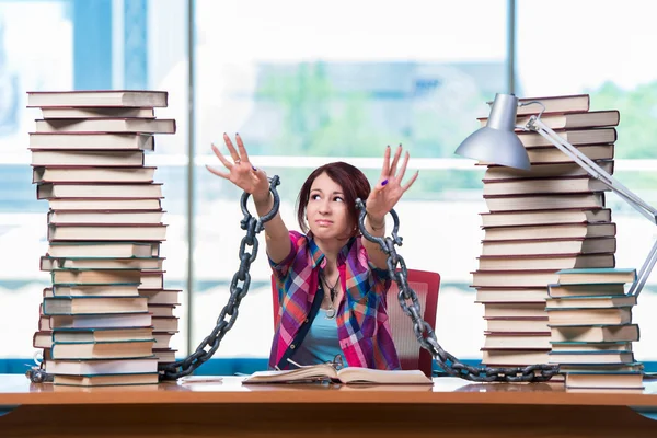 Jovem estudante se preparando para exames — Fotografia de Stock