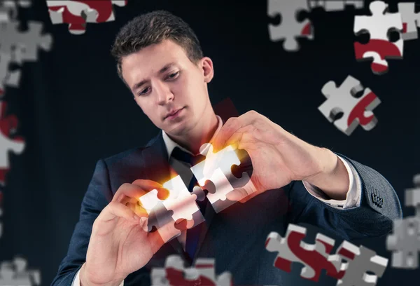 Hombre de negocios en concepto de negocio con la pieza del rompecabezas —  Fotos de Stock