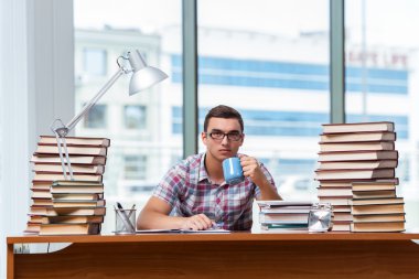 Üniversite sınavlarına hazırlanan genç bir öğrenci.