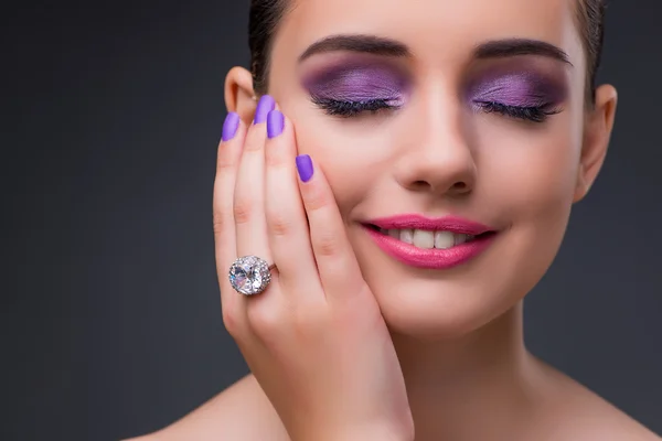 Hermosa mujer en concepto de moda — Foto de Stock