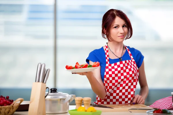 Wanita menyiapkan salad di dapur — Stok Foto