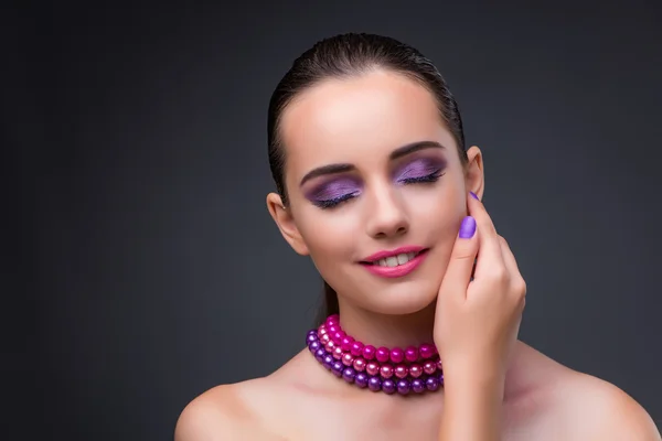 Bella donna con collana di perle — Foto Stock