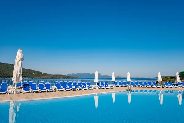 Schwimmbad an einem strahlenden Sommertag — Stockfoto