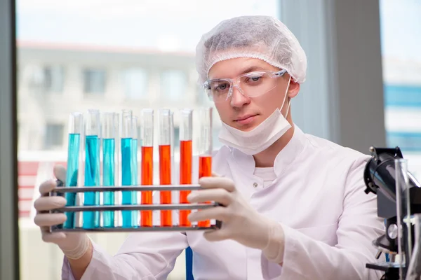 Man som arbetar i den kemiska lab på vetenskap projekt — Stockfoto