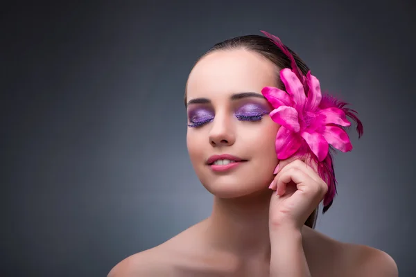 Junge Frau mit Blumenschmuck — Stockfoto