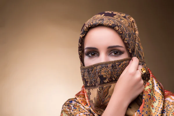 Ung kvinna i traditionella muslimska kläder — Stockfoto