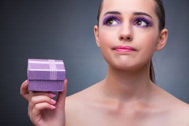 Genç kadın alıcı küçük giftbox