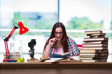 Bayan öğrenci kimya sınavlarına hazırlanıyor.