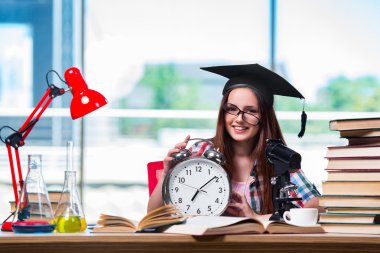 Genç kız büyük saat ile sınavlara hazırlama