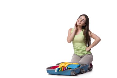 Kadın beyaz izole yaz tatili için hazırlanıyor ambalaj