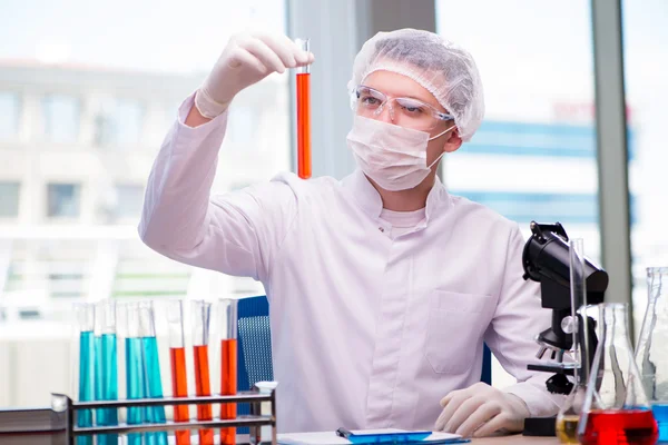 Hombre trabajando en el laboratorio químico en el proyecto de ciencia — Foto de Stock