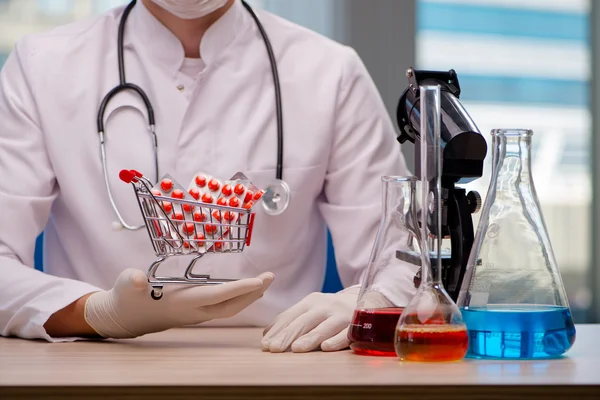 Médico con carrito lleno de pastillas — Foto de Stock