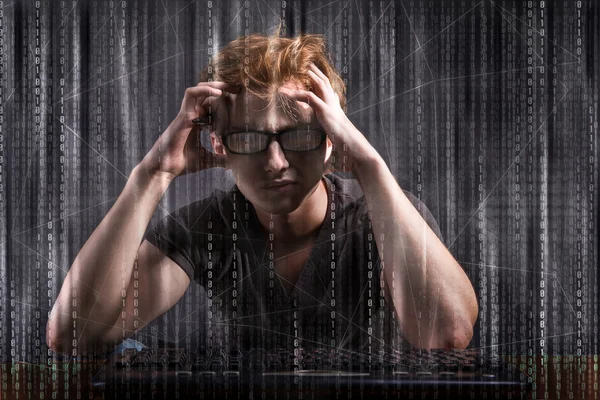 Молодой хакер в концепции цифровой безопасности — стоковое фото
