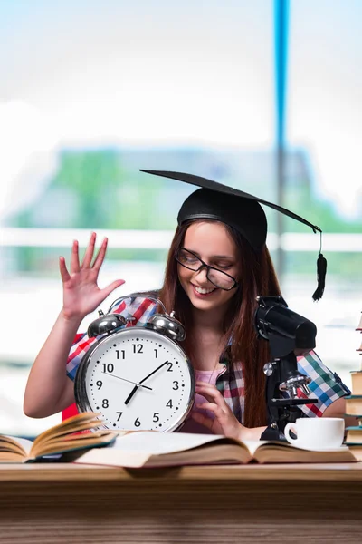 Chica joven preparándose para los exámenes con reloj grande — Foto de Stock