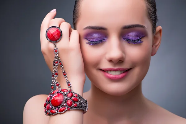 Mooie vrouw met sieraden in fashion concept — Stockfoto