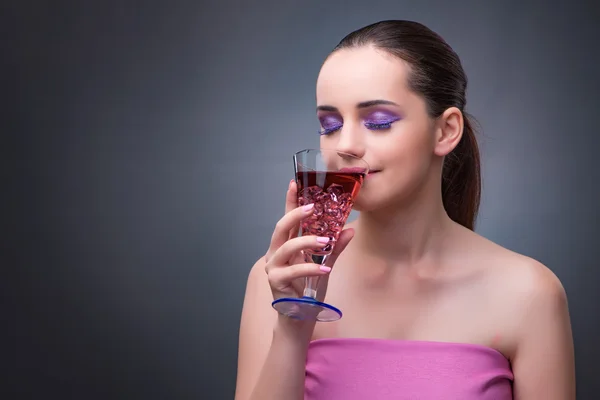 Mulher agradável beber coquetel vermelho — Fotografia de Stock