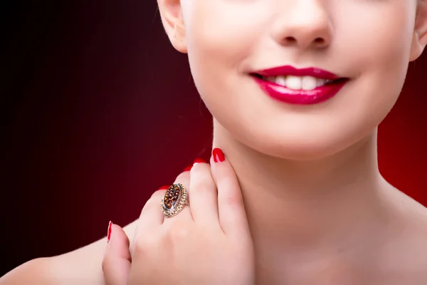 Mujer en concepto glamuroso con joyas —  Fotos de Stock