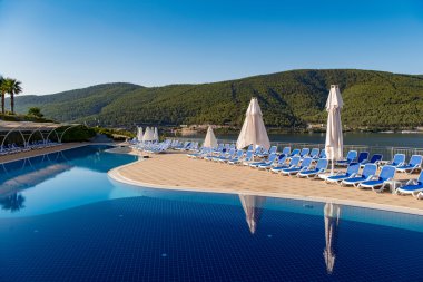 Yüzme Havuzu parlak yaz gününde