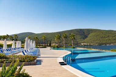 Yüzme Havuzu parlak yaz gününde