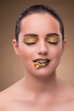 Zarif kadın mücevher moda kavramı ile