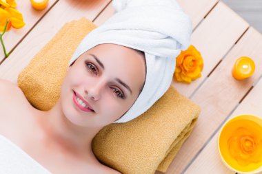 Genç kadın spa sağlık kavramı