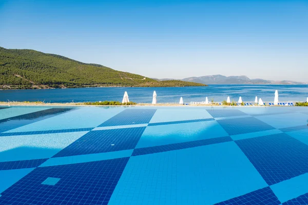 Piscina no dia de verão brilhante — Fotografia de Stock