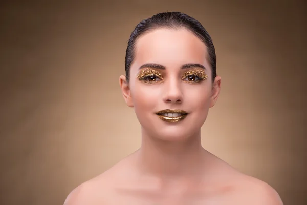 Jeune femme avec un maquillage élégant — Photo