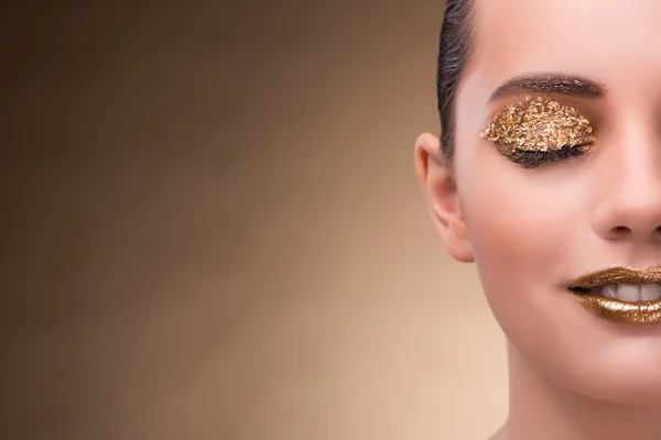 Mujer joven con maquillaje elegante —  Fotos de Stock