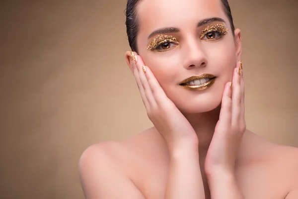 Молодая женщина с элегантным макияжем — стоковое фото