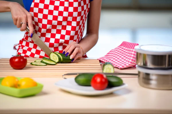 Kadın mutfakta salata hazırlıyor. — Stok fotoğraf