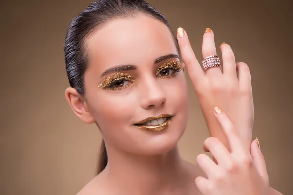 Elegante Frau mit Schmuck im Modekonzept — Stockfoto