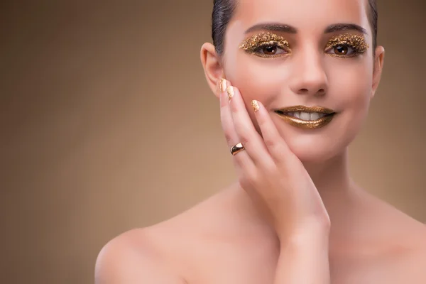 Mulher elegante com jóias no conceito de moda — Fotografia de Stock