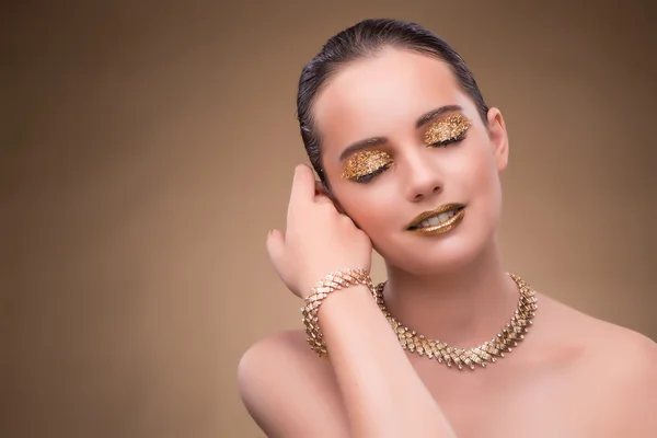 Elegante vrouw met juwelen in fashion concept — Stockfoto