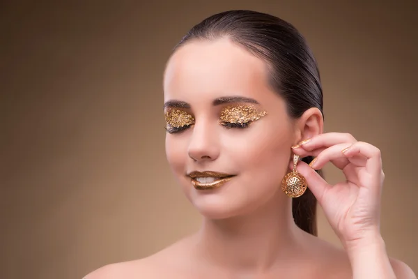 Mulher elegante com jóias no conceito de moda — Fotografia de Stock