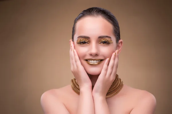 Mulher elegante com jóias no conceito de moda — Fotografia de Stock