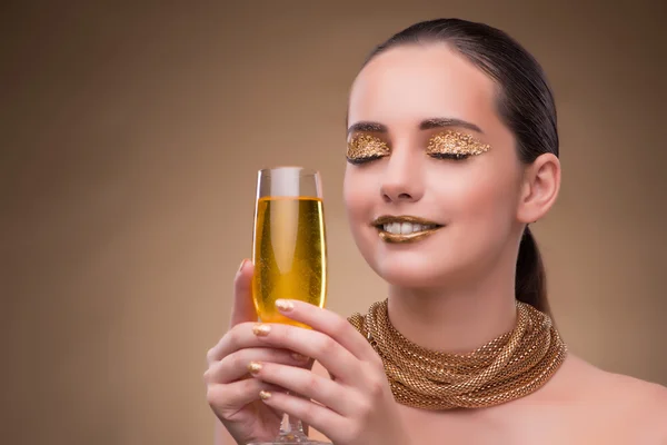 Jovem com taça de champanhe — Fotografia de Stock