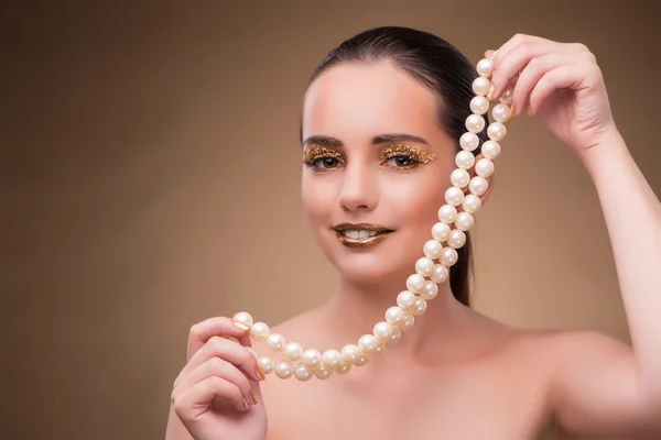 白で隔離の真珠のネックレスを持つ女性 — ストック写真