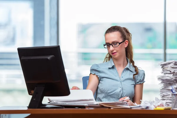 Femme d'affaires stressée avec pile de papiers — Photo