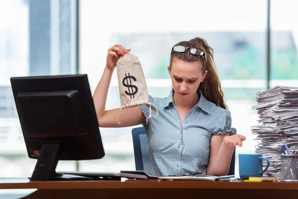 Imprenditrice con sacchi di denaro in ufficio — Foto Stock