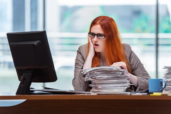 Femme d'affaires stressée avec pile de papiers — Photo