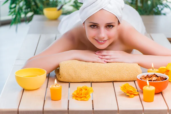 Young woman in spa health concept — Stock Photo, Image