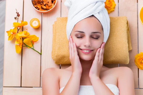 Jovem mulher no conceito de saúde spa — Fotografia de Stock