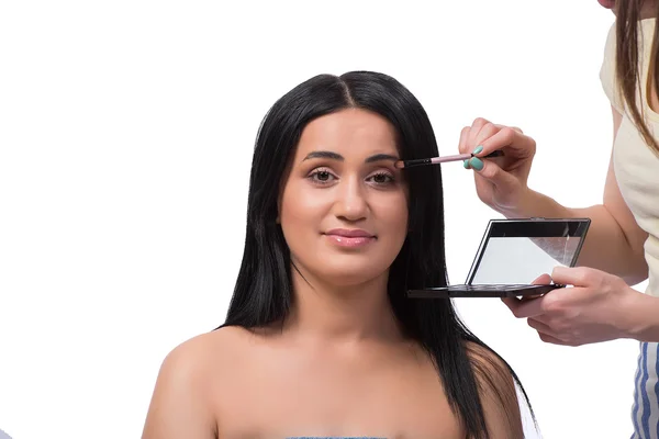 Genç kadın üzerinde beyaz izole makyaj almak — Stok fotoğraf