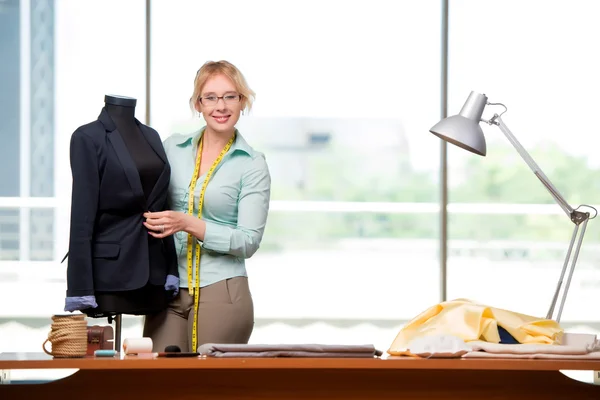 Femme tailleur travaillant sur de nouveaux vêtements — Photo