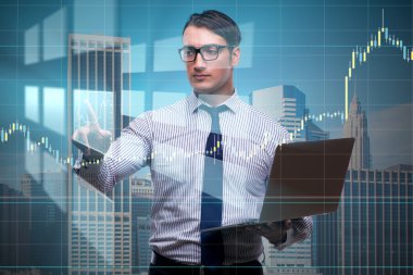 Online ticaret kavramı içinde genç işadamı